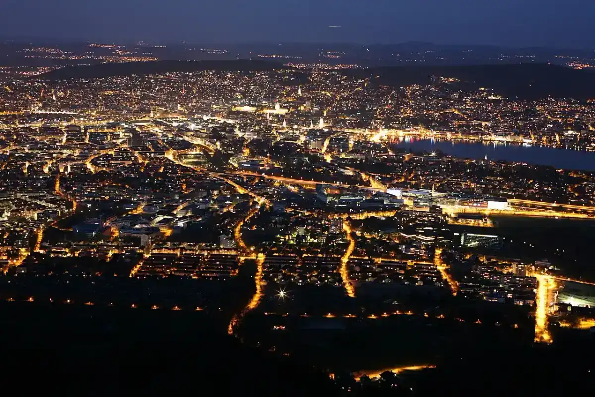 Frankfurt Skyline in der Nacht, differenziertes Lichtbild