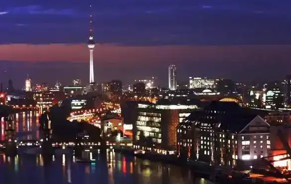 Nächtliche Skyline mit feinen Lichtlinien
